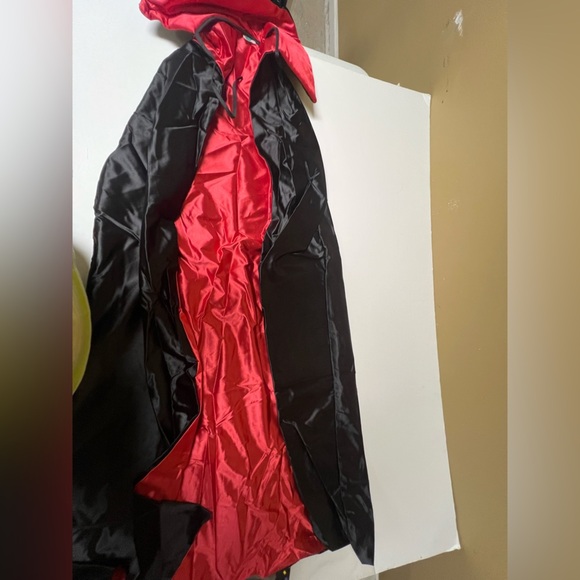 HALLOWEEN DELUXE VERSATILE CAPE BLACK WITH RED LINING  GREAT FOR VAMPIRE/DEVIL - Picture 3 of 5